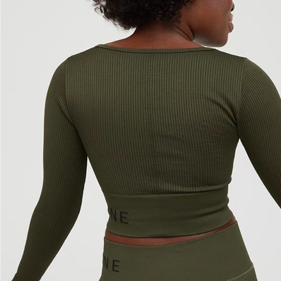 Aerie OFFLINE Sidewalk Seamless Ribbed Long Sleeve Cropped T-Shirt - Picture 4 of 5